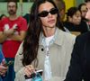 Bruna Marquezine também elegeu uma camisa listrada em branco e azul, sobreposta a uma camiseta branca com estampa