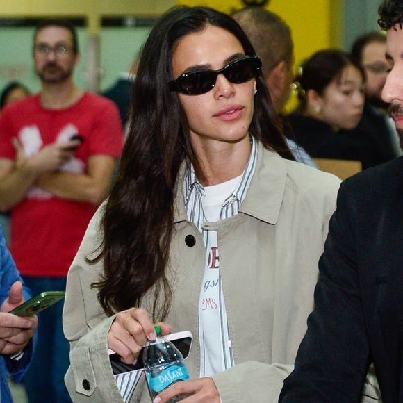 Bruna Marquezine também elegeu uma camisa listrada em branco e azul, sobreposta a uma camiseta branca com estampa