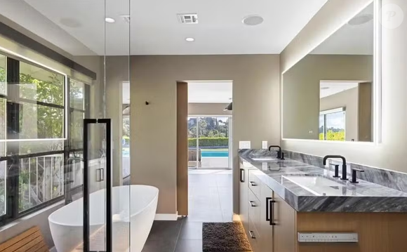 Localizada em uma rua sem saída, a mansão possui estilo ranch moderno e oferece uma vista privilegiada para as montanhas. A casa ainda conta com piscina, sauna privativa e uma suíte principal completamente reformada recentemente.