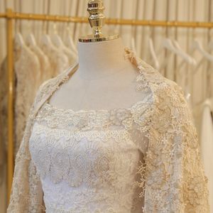 “Minha intenção era que esse vestido despertasse a sensação de algo precioso, como uma peça que atravessou gerações na família da Ana Maria — uma verdadeira joia de afeto, guardada com carinho e história ao longo dos anos”, explica Lethicia.