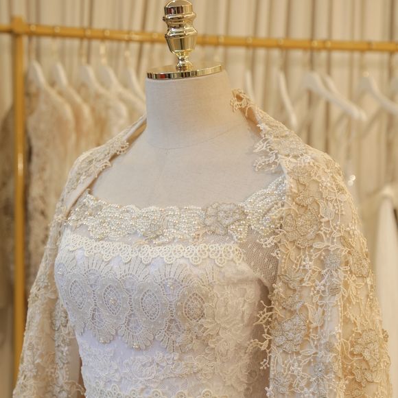 “Minha intenção era que esse vestido despertasse a sensação de algo precioso, como uma peça que atravessou gerações na família da Ana Maria — uma verdadeira joia de afeto, guardada com carinho e história ao longo dos anos”, explica Lethicia.