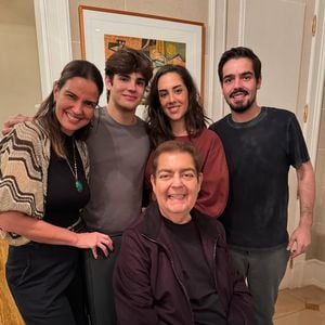 Faustão em foto de 2024 com a mulher, Luciana Cardoso, e os filhos, Lara, João Guilherme e Rodrigo