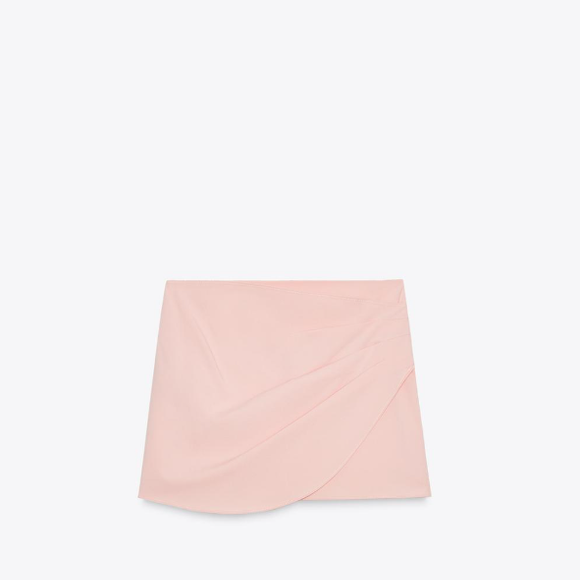 Usar short-saia na cor rosa bebê transmite suavidade e romantismo para você apostar em diversas ocasiões.