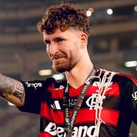 Novo casal? Léo Pereira, do Flamengo, e famosa ginasta do Brasil teriam deixado festa pós-Libertadores juntos