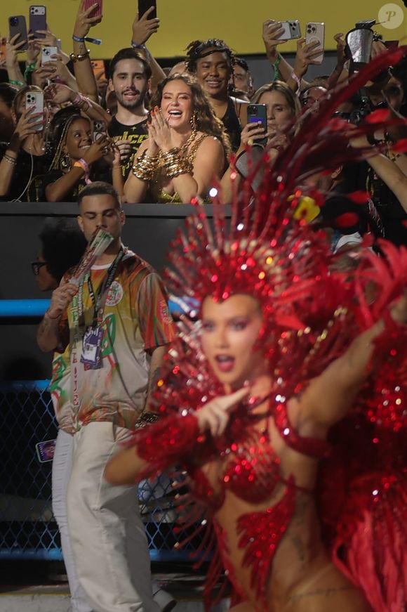 A primeira noite de Virgínia como rainha de bateria da Grande Rio foi marcada por tensão, críticas nas redes sociais e troca de carinho com Paolla Oliveira na avenida