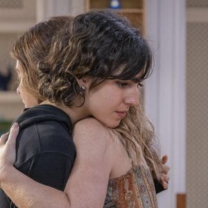 Filipa (Claudia Abreu) abraça Nina (Flora Camolese) no capítulo de 28 de junho na novela 'Dona de Mim'