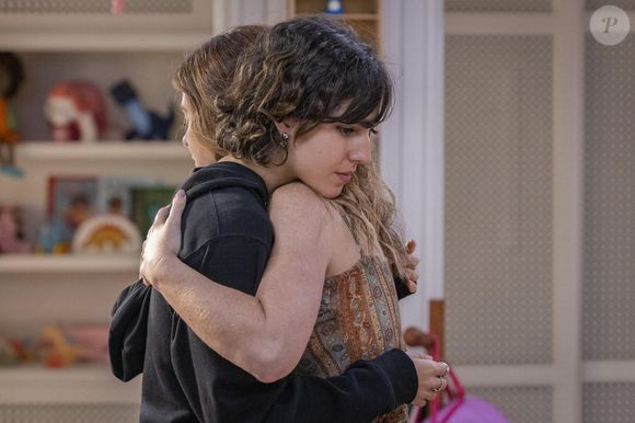 Filipa (Claudia Abreu) abraça Nina (Flora Camolese) no capítulo de 28 de junho na novela 'Dona de Mim'