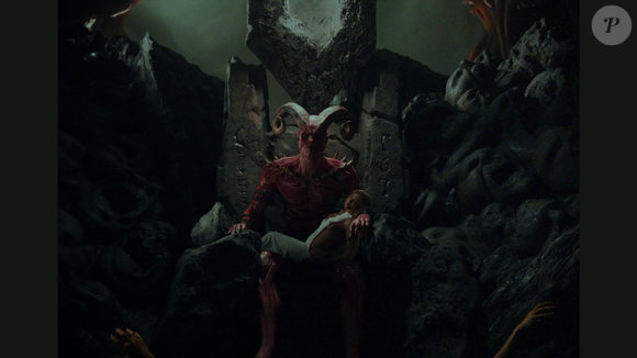 Super tranquila, Luísa Sonza relaxa com um look branco ousado e dá close no videoclipe