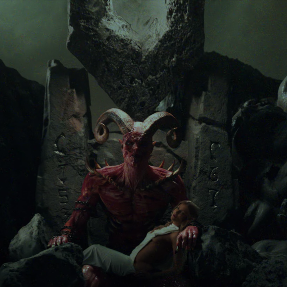 Super tranquila, Luísa Sonza relaxa com um look branco ousado e dá close no videoclipe