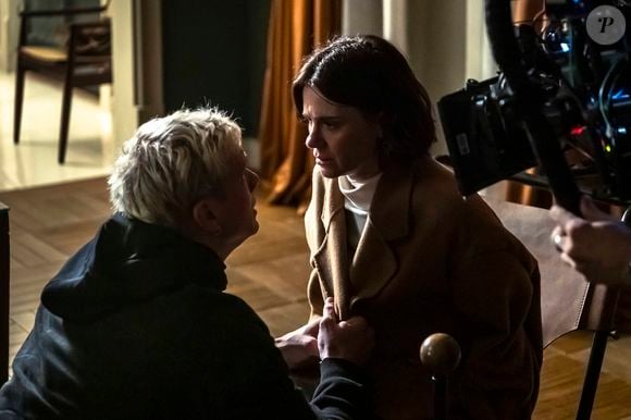 Carolina Dieckmmann e Pedro Novaes nos bastidores do filme 'A Viagem', releitura da novela de sucesso de Ivani Ribeiro