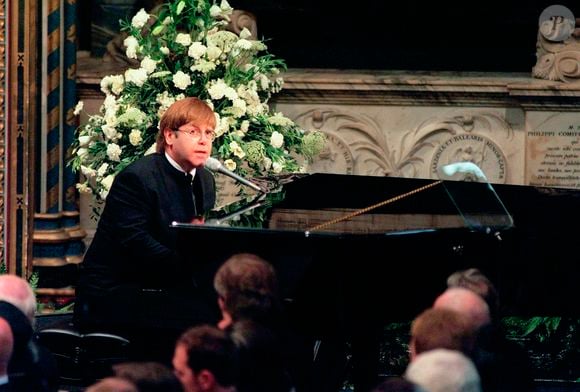 Para o funeral de Diana, em 6 de setembro de 1997, Elton John apresentou uma nova versão de "Candle in the Wind", música originalmente lançada em homenagem a Marilyn Monroe, segundo informações de O Globo