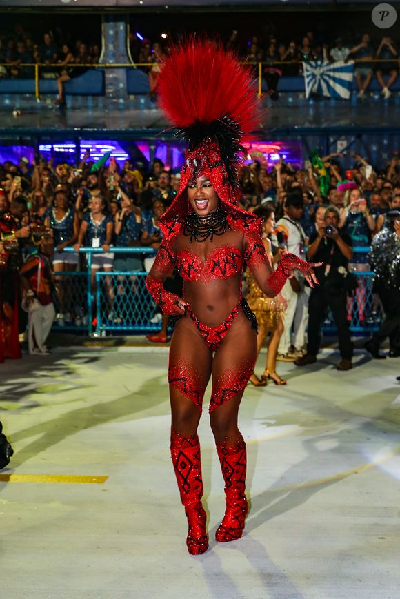 Desfile da Imperatriz Leopoldinense: Iza deu show de samba no pé