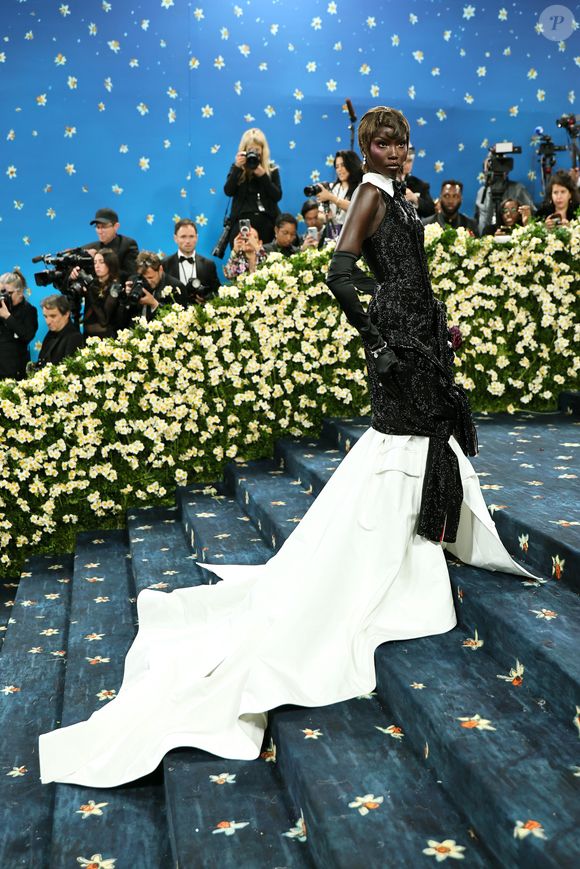 Uma deusa! A modelo Anok Yai comparece ao Met Gala 2025 usando Thom Browne