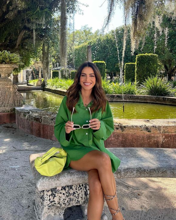 Camila Coelho aposta em um look composto por camisa verde oversized, com forte pegada de alfaiataria, e reflete com elegância o visual casual chic, uma opção leve, sofisticada e perfeita para o verão