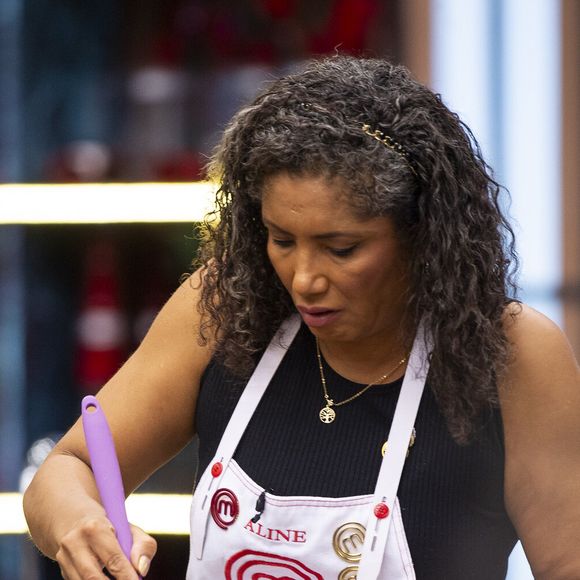 Aline encara desafio no MasterChef Brasil 2026. A participante ficou responsável por preparar uma bisque de caranguejo na prova que definiu sua eliminação