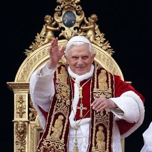 Cerimônia com trajes tradicionais e trono elevado: símbolo do poder espiritual que Francisco recusaria