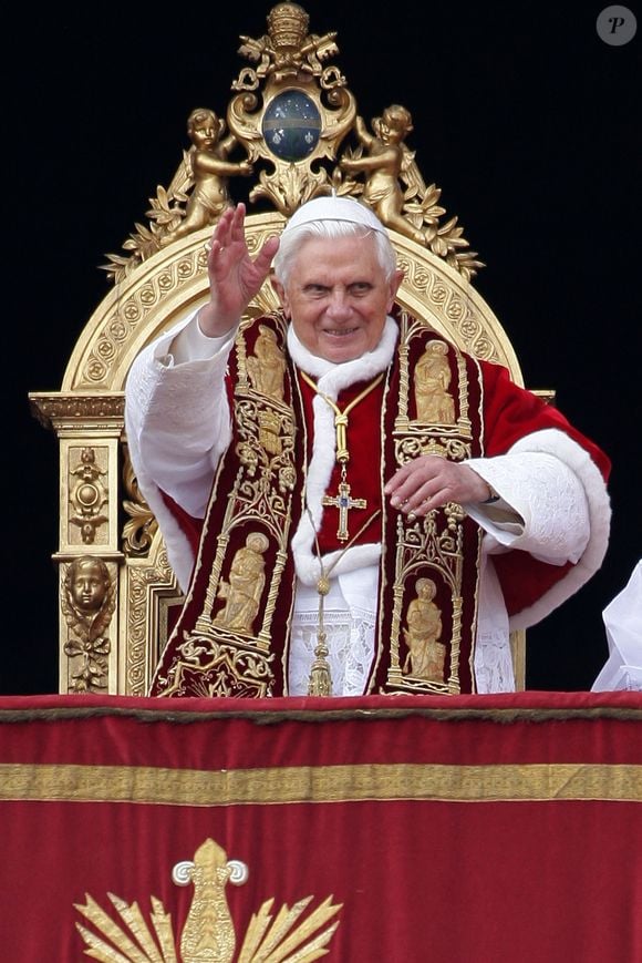 Cerimônia com trajes tradicionais e trono elevado: símbolo do poder espiritual que Francisco recusaria