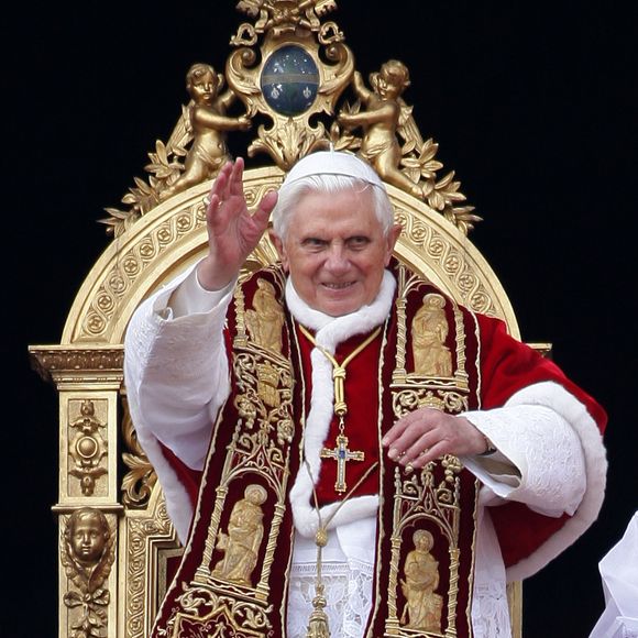 Cerimônia com trajes tradicionais e trono elevado: símbolo do poder espiritual que Francisco recusaria