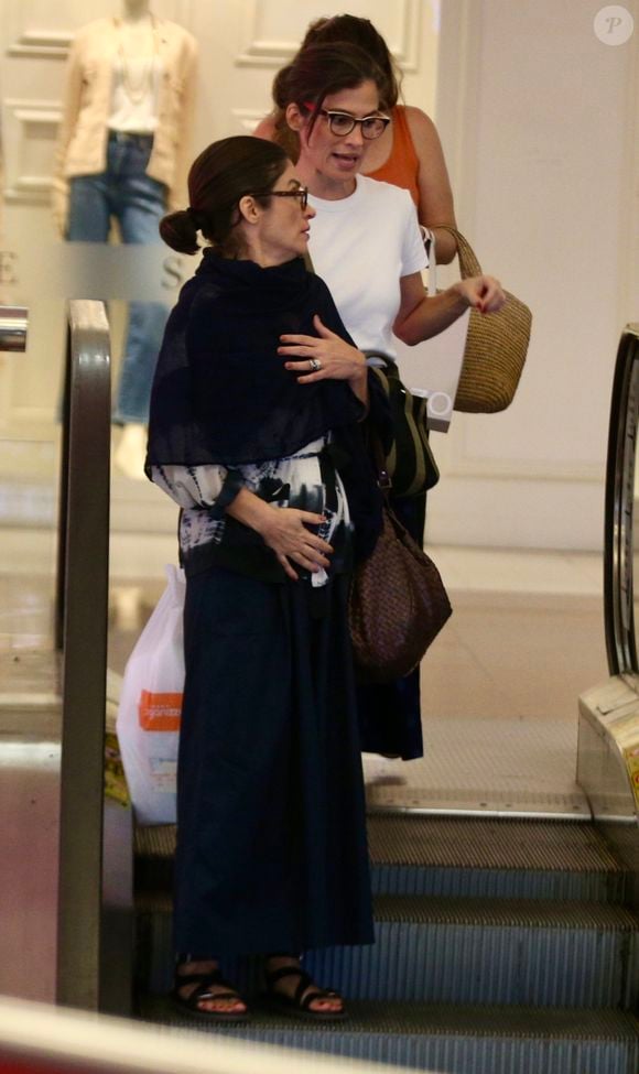 Renata Vasconcellos e a irmã gêmea, a estilista Lanza Mazza, colocaram o papo em dia durante passeio por shopping