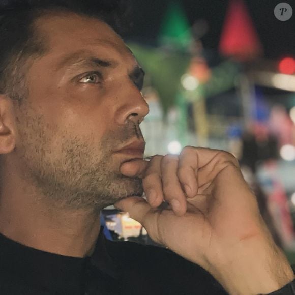 Can Nergis também continua sendo um grande galã e impressiona por sua beleza aos 40 anos, com pleno sucesso na TV