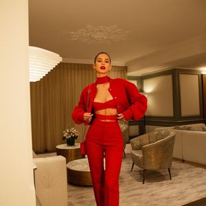 Bruna Marquezine também já usou uma produção all red, literalmente da cabeça aos pés, com calça e sapatos no mesmo tom, o que trouxe um ar sofisticado ao seu look.
