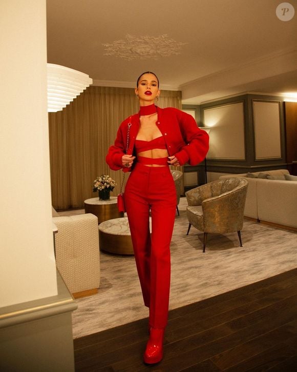 Bruna Marquezine também já usou uma produção all red, literalmente da cabeça aos pés, com calça e sapatos no mesmo tom, o que trouxe um ar sofisticado ao seu look.