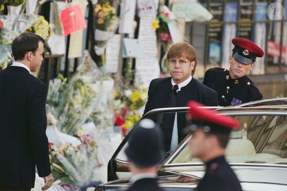 A reconciliação entre Elton John e princesa Diana aconteceu após o assassinato de Gianni Versace, quando os dois se encontraram no funeral do estilista, em Milão, segundo informações de O Globo