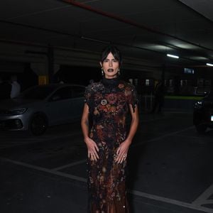 Impressionou em vestido bordado com transparências, mix de florais e estética gótica refinada