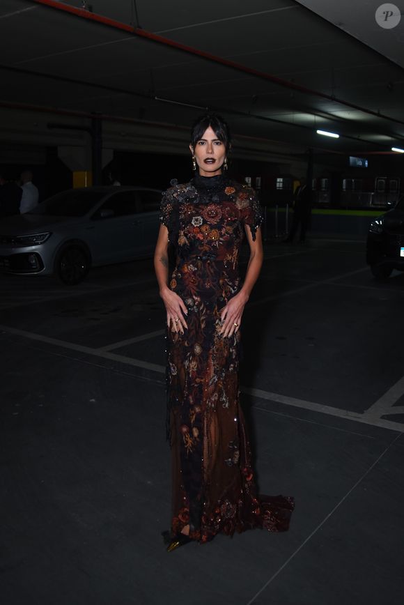 Impressionou em vestido bordado com transparências, mix de florais e estética gótica refinada