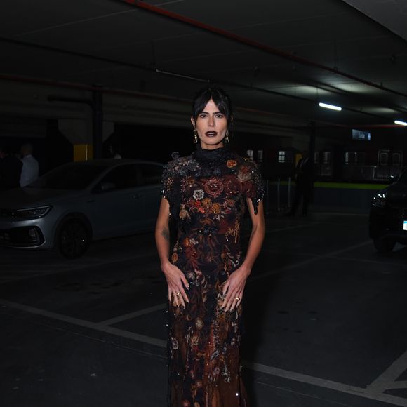 Impressionou em vestido bordado com transparências, mix de florais e estética gótica refinada