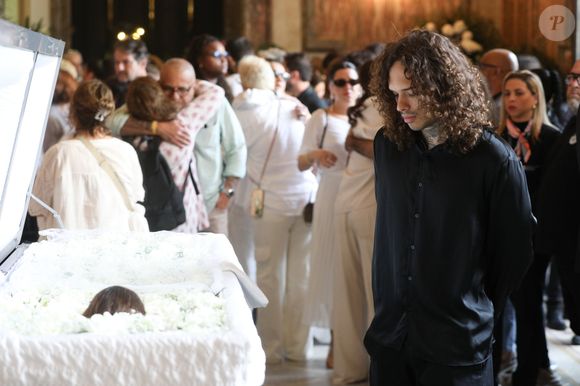 Com Preta Gil no caixão, Vitão fez oração para a cantora