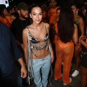 Bruna Marquezine usa top recortado brilhante e calça jeans de cintura baixa no trio em Salvador.