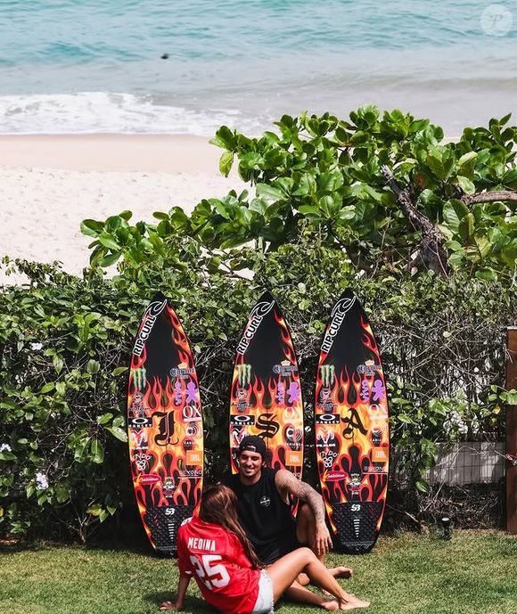 Isabella Arantes posou com uma camisa com o nome de Gabriel Medina nas costas