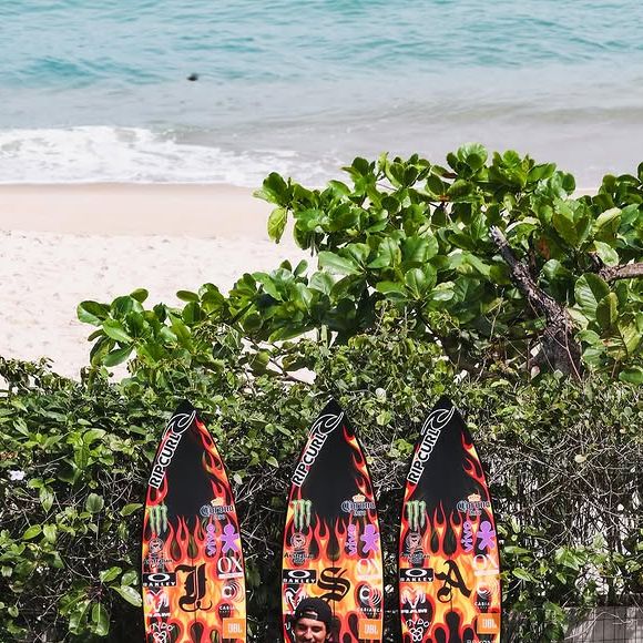 Isabella Arantes posou com uma camisa com o nome de Gabriel Medina nas costas