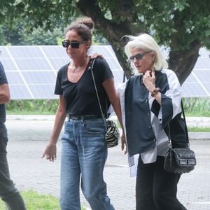 Morte de Dennis Carvalho abalou Marieta Severo, que chegou chorando ao cemitério ao lado de Andrea Beltrão