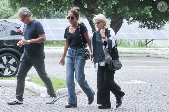 Morte de Dennis Carvalho abalou Marieta Severo, que chegou chorando ao cemitério ao lado de Andrea Beltrão