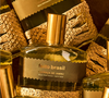 A fragrância Cachaça de Jambu integra a Coleção Alegria de Ver-o-Peso, da Feito Brasil, que celebra a exuberância e a diversidade da Amazônia por meio da Linha Jambu