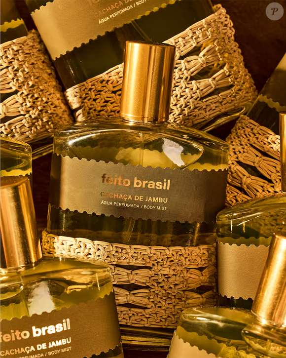 A fragrância Cachaça de Jambu integra a Coleção Alegria de Ver-o-Peso, da Feito Brasil, que celebra a exuberância e a diversidade da Amazônia por meio da Linha Jambu