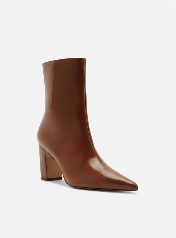 Marrom chocolate, bordô, verde-oliva e Cloud Dancer: descubra por que a bota caramelo da Arezzo combina com as principais cores de 2026