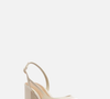 Inspirado no estilo eterno de Lady Di, o scarpin slingback bicolor da Arezzo resgata uma das tendências mais elegantes da moda clássica com toque atual e sofisticado.