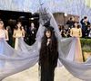 Madonna apresentou uma proposta gótica dramática com um vestido preto fluido e um adereço de cabeça surrealista em forma de navio, acompanhada por uma comitiva que carregava um véu cinza monumental