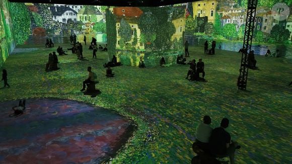 O percurso conta com instalações artísticas, jogos de luz e ambientes criados especialmente para fotos e vídeos