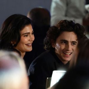 Fonte fala sobre o Kylie Jenner: 'Ela o ama e eles veem um futuro juntos. Então, se mantê-lo longe das redes sociais funcionar, ela continuará fazendo isso'