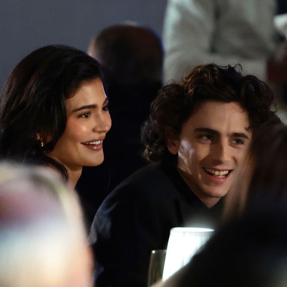 Fonte fala sobre o Kylie Jenner: 'Ela o ama e eles veem um futuro juntos. Então, se mantê-lo longe das redes sociais funcionar, ela continuará fazendo isso'