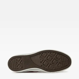 O modelo conta ainda com palmilha em PU, solado de borracha com padrão de diamante e a clássica biqueira de borracha, características que preservam a identidade do Chuck Taylor All Star