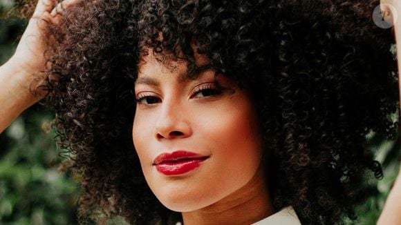 O cabelo cacheado segue entre as maiores tendências de beleza com visuais que unem praticidade, definição e muito volume