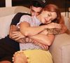 Na outra foto publicada por Andressa Suita em seu story, ela está abraçada ao seu marido, Gusttavo Lima, e ambos estão sentados no sofá.