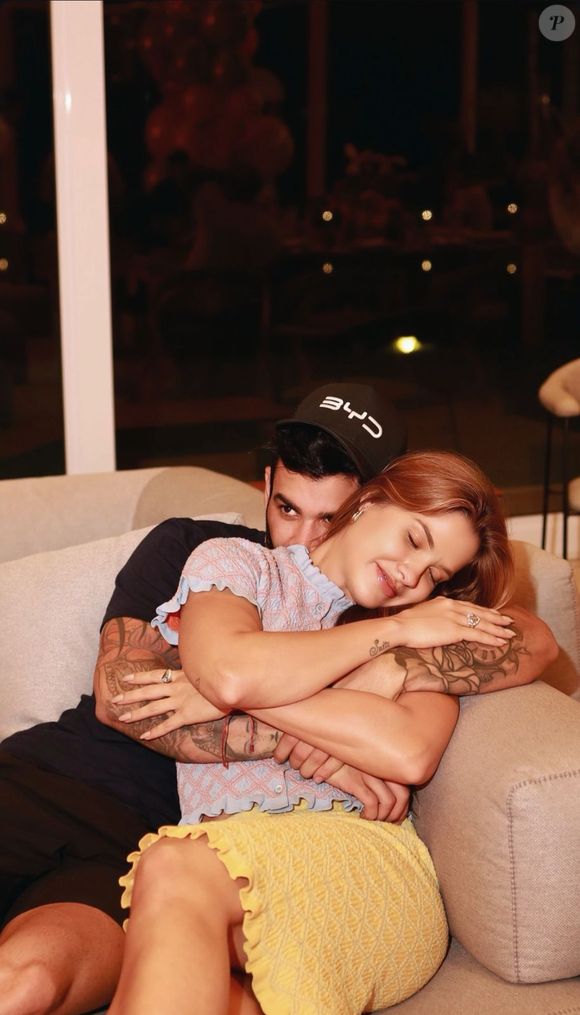 Na outra foto publicada por Andressa Suita em seu story, ela está abraçada ao seu marido, Gusttavo Lima, e ambos estão sentados no sofá.