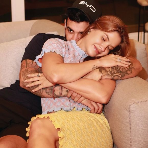 Na outra foto publicada por Andressa Suita em seu story, ela está abraçada ao seu marido, Gusttavo Lima, e ambos estão sentados no sofá.