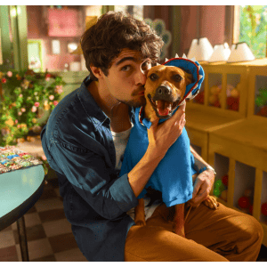 Produção nacional Caramelo, com Rafael Vitti e um vira-lata caramelo, é destaque da lista de lançamentos